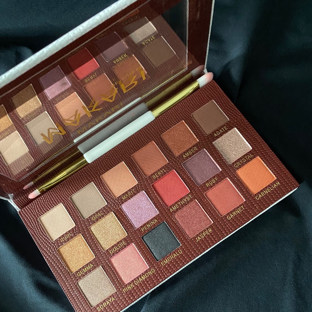 MAKARI EYE SHADOW PALETTE Plus Makeup bag Limited Edition NWT